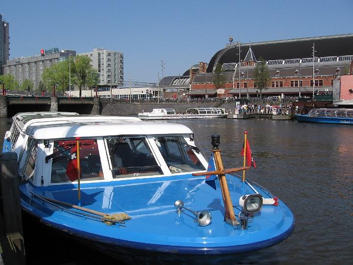 Amsterdam 04.jpg - Amsterdam ist durch den Noordzeekanaal mit der Nordsee verbunden und mit einem Damm gegen Überschwemmungen geschützt.